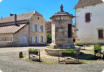 Fondremand : fontaine sur la place du village