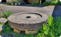 Fondremand : pierre de l'ancien moulin sur laquelle en écrasait le grain 