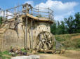 Guédelon : construction du château (année 2013), système à roue pour soulever les pierres