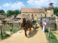 Guédelon : construction du château (année 2013), charrette et cheval pour le transport de pierres