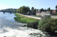 Nevers : chemin en bord de loire avec la tour Goguin et immeuble