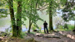 Lac de Bonlieu : arbres au bord de l'eau, randonneur