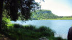 Lac de Bonlieu :  rives à l'ombre des arbres et lac