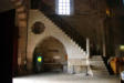 Vézelay : Basilique Sainte Marie Madeleine, accueil visiteurs sous un escalier