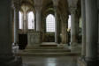 Vézelay : Basilique Sainte Marie Madeleine, le choeur avec ses colonnades et autel vue depuis le bas côté gauche