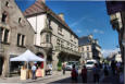 Luxeuil les Bains : rue principale avec maison à échauguette et balcon