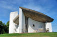 Ronchamp : la chapelle Notre Dame du Haut, le toit en forme de quille de bateau