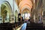 Abbaye de Montbenoit : la nef avec la chaire et les rangées de bancs
