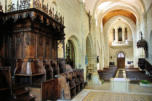 Abbaye de Montbenoit : les stalles, autel, chaire et orgue