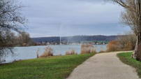 Chemin de randonnée avec jet sur le lac