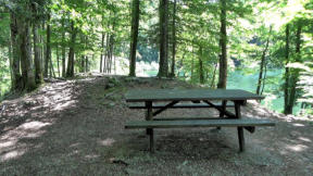 Lac de Bonlieu : aire de picnic avec table et banc