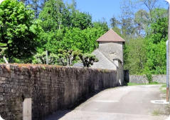 Fondremand : rue du village et tour carrée