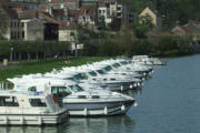 Dole : alignement de bateaux au port de plaisance