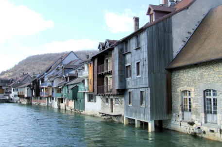 Ornans : immeubles d'habitation les pieds dans l'eau