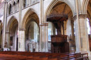 Nevers :cathédrale Saint Cyr et Sainte Julitte, la chaire dans la nef
