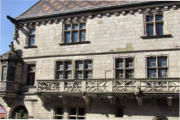 Luxeuil les bains : maison ancienne avec échauguette et ornement de balcon