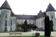 Savigny lès Beaune :  le château avex ses tours, bâtiments et esplanade