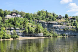 Saut du Doubs :  Maisons sur rochers le long du Doubs