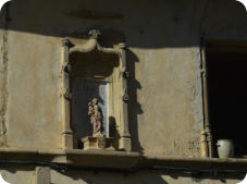 Arlay : niche avec statue de la  vierge