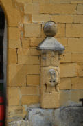 Nozeroy : colonne contre un mur