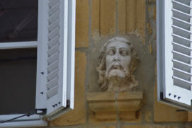 Nozeroy : statue sur façade