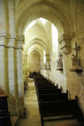 Abbaye de Montbenoit : bas côté droit avec ses bancs