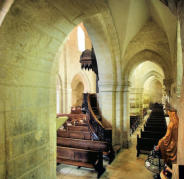 Abbaye de Montbenoit :nef avec la chair et bas côté avec des bancs