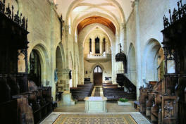 Abbaye de Montbenoit : dans le choeur et la nef, les stalles, autel, chaire et orgue