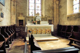 Abbaye de Montbenoit : les stalles et autel du choeur