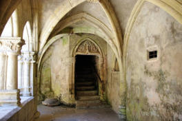 Abbaye de Montbenoit : escalier dans allée du cloitre