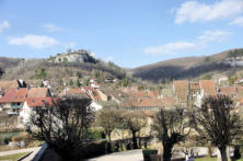 Ornans : la ville avec au dessus de la falaise, les restes du château.