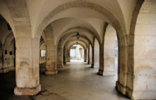 Ornans : arcades et hotel de ville