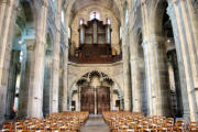 Autun : cathédrale Saint Lazare, la nef avec orgue au dessus de l'entrée