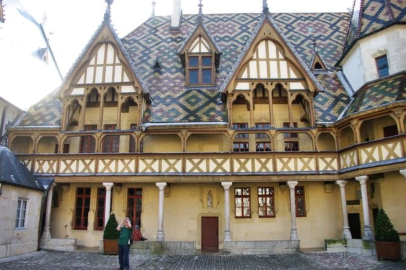 Hospices de Beaune : batiments bordants la cour intérieure