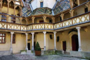 Hospices de Beaune : batiment en angle bordant la cour intérieure