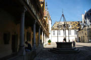 Hospices de Beaune : cour d'honneur et puit