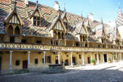 Hospices de Beaune : cour d'honneur avec le puit et les batiments