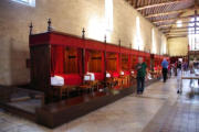 Hospices de Beaune : alcoves de la salle des pauvres 