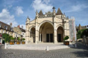Collégiale Notre Dame de Beaune : la façade de la basilique