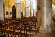 Collégiale Notre Dame de Beaune : vue de la nef avec ses chaises depuis le bas côté droit