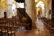 Collégiale Notre Dame de Beaune, vue sur l'escalier de la chaire et le bas côté droit