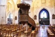 Collégiale Notre Dame de Beaune: la chaire dans la nef