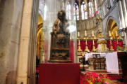 Collégiale Notre Dame de Beaune : l'autel au centre du choeur avec au premier plan une figure sous cloche