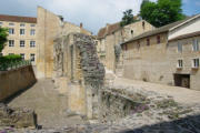 Cluny : ruines des murs longeant l'allée centrale de l'abbaye
