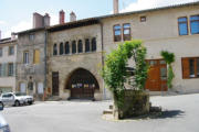 Cluny : maisons anciennes et puit dans une rue de la ville