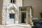 Cluny : entrée du palais de l'abbé Jacques d'Amboise et Hotel de Ville