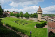 Cluny : la tour fabry et le mur d'enceinte