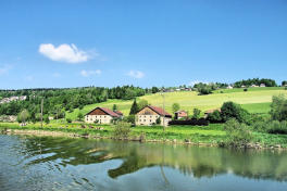 Saut du Doubs :le doubs et son rivage