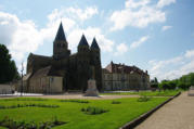 Paray Le Monial : vue sur la Basilique du Sacré Coeur et les jardins