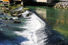 Lods :  la rivière Loue au barrage du milieu du village